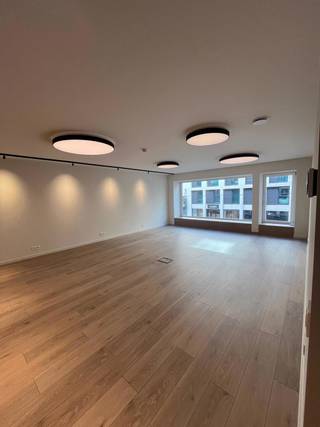 <p><span>In het hart van Brussel, aan de Koningsstraat 33, bevindt zich deze aangename </span><strong><span>kantoorruimte van 130 m²</span></strong><span>, gelegen op de eerste verdieping van een gebouw op een centrale en gegeerde locatie.</span></p>
<p><span>De kantoorruimte werd volledig gerenoveerd en biedt een aangename, lichtrijke en functionele werkomgeving. Het pand bestaat uit </span><strong><span>drie afzonderlijke ruimtes</span></strong><span>, die flexibel kunnen worden ingericht als werkplekken, individuele kantoren of vergaderruimtes. Eén van de ruimtes beschikt bovendien over een </span><strong><span>volledig uitgeruste keuken</span></strong><span>, wat zorgt voor extra comfort tijdens de werkdag.</span></p>
<p><span>Ook de ligging is een belangrijke troef. De Koningsstraat bevindt zich vlak bij het stadscentrum, de </span><strong><span>Wetstraat, het Warandepark en de Koninklijke wijk</span></strong><span>. Winkels, restaurants en diverse diensten bevinden zich op wandelafstand. Dankzij de uitstekende verbindingen met het openbaar vervoer zijn ook de verschillende zakenwijken en andere belangrijke locaties in Brussel vlot bereikbaar.</span></p>
<p><span>Een stijlvolle en praktische kantoorruimte, ideaal voor een onderneming die op zoek is naar een centrale, dynamische en uitstekend bereikbare locatie.</span></p>