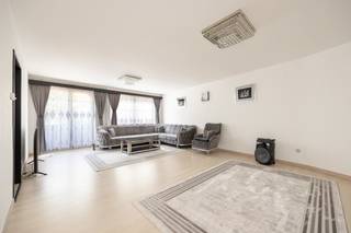 <p><strong>Verzorgd appartement op de eerste verdieping met twee slaapkamers, zuid georiënteerd terras en garagebox pal in het hartje van Turnhout! EPC label B 125 kWh/m²! </strong></p>
<p><strong>Ligging<em>:</em></strong> pal in het centrum van de stad gelegen, op wandelafdstand van de winkelstraat en de Grote Markt. In de directe nabijheid van winkels, openbaar vervoer, horeca, scholen,... en een vlotte verbinding naar de ring en autostrade.</p>
<p><strong>Indeling</strong>: inkomhal – woonkamer - keuken met berging – twee slaapkamers – badkamer – apart toilet – berging - terras – garage.</p>
<p><strong>Omschrijving</strong>: dit verzorgde appartement op de eerste verdieping werd recent volledig opnieuw geschilderd en voorzien van nieuwe vloeren in de keuken en slaapkamers. De praktische indeling omvat een aparte keuken met aanpalende berging, en een ruime, lichtrijke woonkamer. Verder is er opnieuw een aparte berging en een badkamer met lavabo en een douche in bad. Achteraan bevinden zich twee slaapkamers (ca. 7,5 m² en 13,5 m²), waarbij de grootste toegang biedt tot het zuidgericht terras met zonneluifel. Tot slot beschikt het appartement over een aparte garagebox.<br /><br />Het appartement wordt verhuurd sinds 1 mei 2023.</p>
<p><strong>Bijzondere informatieplicht</strong>: in aanvraag.</p>