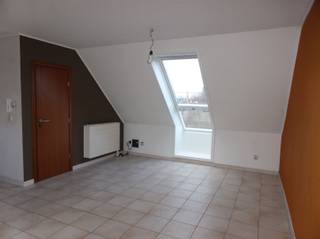 Op zoek naar een rustig gelegen appartement met een aangename ligging nabij het centrum van Stekene? Dit dakappartement bevindt zich in een kleinschalige residentie met drie verdiepingen, gelegen in een rustige zijstraat vlak bij het bruisende centrum en nabij het Zomerhuis.Het appartement beschikt over een woonkamer met zowel vooraan als achteraan een grote Velux. Verder beschikt het appartement over één slaapkamer met een grote Velux, een badkamer (uitgerust met een ligbad, toilet en badkamermeubel), een ingerichte keuken en een bergruimte.De huurprijs bedraagt €650 per maand + €15 vaste kosten.Achter het gebouw bevindt zich een garage die optioneel gehuurd kan worden voor €50 per maand. Het huren van de garage is niet verplicht.Zie jij jezelf hier wel wonen? Vraag dan vandaag nog jouw bezoek aan via: contact@eberhardvastgoed.be