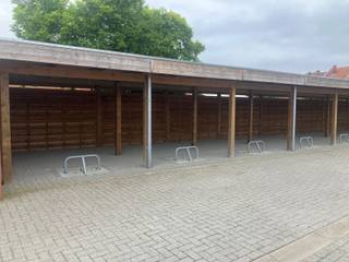 Gelijkvloerse overdekte staanplaatsen-carports bij Residentie Mimosa gelegen Gentsesteenweg 42-44 te Harelbeke. Ruime in-en uitrit , alle...