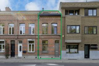 Ontdek deze recent gerenoveerde woning, gelegen op een aangename locatie te Lier.<br />De woning combineert een hedendaagse afwerking met een praktische indeling en beschikt over maar liefst drie slaapkamers, een West-georiënteerde tuin én een ruim dakterras.<br /><br />Bij het betreden van de woning komen we binnen in de inkomhal, die toegang biedt tot de leefruimte. Dankzij de recente renovatie geniet de woning van een frisse en eigentijdse uitstraling.<br /><br />Op de eerste verdieping bevinden zich twee slaapkamers en de stijlvol afgewerkte badkamer. Deze is volledig uitgerust met een ruime inloopdouche, ligbad en dubbele lavabo met verlichte spiegel.<br /><br />De tweede verdieping beschikt over de derde slaapkamer. Op deze verdieping heeft u toegang tot het ruime dakterras van maar liefst 23 m², een heerlijke plek om van de avondzon te genieten.<br /><br />Dankzij het ruimte terras en de stadstuin biedt deze woning je veel buitenruimte om na een lange dag tot rust te komen.<br /><br />Tot slot scoort deze woning op energetisch en technisch vlak goed: de woning beschikt over een gunstige EPC-score en de elektrische installatie is conform.<br /><br /> Pluspunten: <br /> <br /> Recent gerenoveerd <br /> 3 slaapkamers <br /> Stijlvolle badkamer met ligbad & inloopdouche <br /> West georiënteerde tuin <br /> Ruim dakterras van 23 m² <br /> Gunstige EPC-score B <br /> Elektriciteit conform <br /> Centrale ligging te Lier <br /> <br /><br />Kortom, een instapklare en recent gerenoveerde woning die comfortabel wonen combineert met twee aangename buitenruimtes.<br />Heeft u interesse in deze woning en wenst u graag een bezoek ter plaatse in te plannen? Aarzel niet om ons te contacteren via 03 337 50 70 of info@vbvastgoed.be .