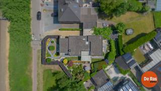 WETTEREN - Deze open bebouwing is de laatst gelegen woning in een rustige, doodlopende straat. Alle voorzieningen zoals scholen, winkels, ontspanning, openbaar vervoer en het station van Wetteren bevinden zich in de directe omgeving. Daarnaast geniet deze woning van een goede bereikbaarheid door de nabijheid van invalswegen en de E40.<br /><br />Naar indeling toe bevindt zich op het gelijkvloers een inkomhal, een badkamer voorzien van lavabo, inloopdouche en toilet, een ruime lichtrijke woonkamer met zicht op de tuin, een keuken met aangrenzende bijkeuken, een eetplaats en twee slaapkamers, waarvan een met aansluitende ruimte die kan dienen als sanitaire ruimte, wasplaats, dressing, bureau of extra slaapkamer. Verder beschikt de woning over een praktische en droge kelder.<br /><br />De woning is gebouwd in 2003 en voorzien van de toen geldende isolatienormen, centrale verwarming op aardgas en hoogrendementsglas (aluminium schrijnwerk) met elektrische rolluiken.<br /><br />Buiten is er een mooi aangelegde oprit met plaats voor 3 wagens, een carport, een buitenberging en heel gezellige tuin met meerdere terrassen. De terrassen zijn zuidwest georiënteerd, dus ideaal voor wie graag veel zon in de tuin heeft.<br /><br />Bent u op zoek naar een vrijstaande, instapklare woning met veel lichtinval en leuke tuin op een uitstekende locatie? Aarzel dan niet en maak snel uw afspraak! Voor meer info en bezoek 053/60.65.60.