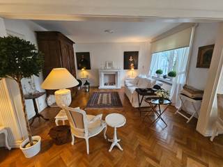 Statig appartement met super residentiële ligging op het Rooseveltpleintje te Kortrijk. Bestaande uit hal met apart toilet en vestiaire, super ruime living met authentieke parket vloeren, aparte en volledig geïnstalleerde keuken, berging, 2 slaapkamers, badkamer en terrasje met zicht op de gemeenschappelijke tuin. Tevens privé garage en kelder. Heel veel lichtinval en mooi zicht op het groen ! Op wandelafstand van de Grote Markt, Station, de Leieboorden.......