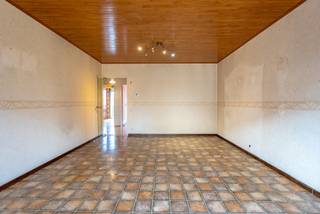 In Kapellen kortbij alle voorzieningen (winkels, scholen, openbaar vervoer,...) vindt u dit gelijkvloers appartement met 2 slaapkamers. INDELING...