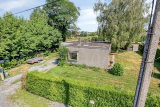 Op zoek naar een eigendom te koop met veel potentieel op een toplocatie in Laarne nabij de grens met Heusden? Dan is dit er eentje om zeker te bekijken!<br /><br />Deze open bebouwing is gelegen op een prachtig perceel van maar liefst 657 m² en biedt heel wat mogelijkheden voor wie op zoek is naar een woning die volledig moet gerenoveerd worden of na afbraak volledig nieuw kan gerealiseerd worden.<br /><br />De mooie tuin en omgeving biedt ruimte en groen en zorgt ervoor dat je hier echt het gevoel krijgt buiten te wonen. Een prachtig stuk grond waar je nog heel wat kanten mee uit kan.<br /><br />De ligging is top. Je woont hier in Laarne tussen het groen en de natuur, terwijl je tegelijk geniet van een vlotte verbinding dankzij de nabijheid van de R4. Het centrum van zowel Heusden als Laarne zijn vlakbij. Rust, aanwezige faciliteiten en bereikbaarheid gaan hier dus hand in hand.<br /><br />Kortom: een te renoveren woning met op vandaag 3 slaapkamers, een mooie tuin, een perceel van 657 m² en vooral een ligging en grond die bijzonder veel mogelijkheden bieden.<br /><br />De woning is momenteel verhuurd.<br /><br /><br />Dit pand is onderworpen aan de renovatieverplichting van de Vlaamse overheid voor residentiële gebouwen (behoudens bij sloop binnen 5 jaar na de aankoop). Consulteer voor meer informatie de website van het Vlaams Energie- en Klimaatagentschap via https://www.vlaanderen.be/een-woning-kopen/renovatieverplichting-voor-residentiele-gebouwen<br /><br />Bestuursmaatregelen in het maatregelenregister: nee