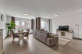 <p>Op zoek naar een<strong> energiezuinig (EPC-label A)</strong> en centraal gelegen appartement te Ninove? Dan is dit <strong>modern appartement op de eerste verdieping</strong> van een verzorgd gebouw uit <strong>2014</strong> precies wat u zoekt!</p><p>De ligging is hier de absolute troef: in de <strong>Onderwijslaan</strong>, pal in het centrum van Ninove, bevindt u zich <strong>op wandelafstand van het station, Ninia Shopping, openbaar vervoer, winkels, scholen en tal van andere voorzieningen.</strong></p><p>U komt het appartement binnen via <strong>de inkomhal </strong>en loopt zo door naar <strong>de lichtrijke woonkamer met een moderne open keuken</strong>. Verder vinden we de <strong>twee slaapkamers,</strong> <strong>een eigentijdse badkamer </strong>en <strong>een apart gastentoilet</strong>. Aansluitend aan de leefruimte bevindt zich nog <strong>het gezellig terras.</strong></p><p>Als extra pluspunt is een <strong>ondergrondse staanplaats</strong> inbegrepen in de prijs. <strong>Ook interessant als investering! </strong>Stedenbouwkundige inlichtingen in aanvraag.</p>
