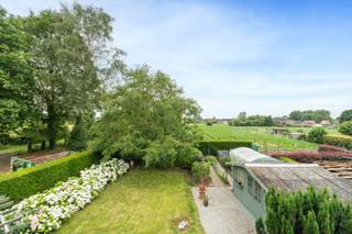 [[ DIT PAND NEEMT DEEL AAN DE ERA OPEN HUIZEN DAG OP 18/7 VAN 10:00 TOT 12:00 ]]
<p>In de landelijke Heirweg in Zingem (Kruisem) vind je deze verzorgde woning op een perceel van <strong>812 m²</strong>. Dankzij het <strong>EPC-label D</strong> is er <strong>geen renovatieverplichting</strong>, waardoor je de woning op eigen tempo verder kan optimaliseren.</p>

<p><strong>Over de woning</strong><br />Deze woning biedt een praktische indeling en interessante uitbreidingsmogelijkheden. Met <strong>19 zonnepanelen</strong> geniet je van een lagere energiefactuur. Het EPC-label D is voornamelijk te wijten aan de elektrische verwarming. De ruime zolderverdieping, bereikbaar via een vaste trap, biedt de mogelijkheid om extra slaapkamers in te richten en leidingen voor centrale verwarming te voorzien.</p>

<p><strong>Indeling</strong><br />Gelijkvloers: inkomhal met apart toilet, lichtrijke woonkamer met houtkachel, volledig ingerichte keuken met aansluitende berging, 2 slaapkamers waarvan één met ingemaakte kasten, badkamer met douche en ligbad, inpandige garage met elektrische poort en een droge kelder.</p>

<p>Verdieping: ruime onafgewerkte zolderruimte met potentieel voor meerdere slaapkamers, bureau of hobbyruimte.</p>

<p>Buiten: zonnig terras, overkapping, tuinhuis en ruime tuin met open uitzicht.</p>

<p><strong>Kenmerken &amp;amp; troeven</strong></p>

<ul><li>EPC D – geen renovatieverplichting</li><li>19 zonnepanelen</li><li>2 slaapkamers op het gelijkvloers</li><li>Inpandige garage met elektrische poort</li><li>Droge kelder</li><li>Ruime zolder met uitbreidingspotentieel</li><li>Rustige ligging met open verzicht</li><li>Gelijkvloers wonen</li></ul>