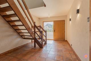In het landelijke Sint-Amands vinden we deze ruime woning terug, gelegen op een uitstekende locatie: op wandelafstand van de Schelde en in de nabijheid van scholen, winkels en openbaar vervoer.<br /><br />We komen binnen via een inkomhal die toegang geeft tot een gezellige zithoek met open haard. Aansluitend treffen we de eetkamer met een mooi zicht op het terras en de aangelegde tuin. Vervolgens betreden we de lichtrijke, volledig geïnstalleerde keuken.<br />Verder bevindt zich op het gelijkvloers nog een gastentoilet en een praktische berging voor was en droog, diepvries en opbergkasten.<br /><br />Via de trap bereiken we de eerste verdieping waar zich vier slaapkamers en twee badkamers bevinden, ideaal voor een groot gezin. Als extra troef heb je een mooi terras dat je kan betreden via de slaapkamer. Ideaal om te genieten van de rust.<br /><br />Er is tevens een grote zolder die dienst kan doen als opbergruimte, maar met mogelijkheid tot het bijmaken van extra kamers.<br /><br />Verder is er een ruime garage aanwezig die voldoende plaats biedt voor fietsen en één auto.<br />In de tuin vind je tevens een pergola en overdekt terras. Ideaal om te genieten van een lekker aperitiefje, weer of geen weer.<br /><br />De woning werd in 2026 grondig gerenoveerd. Dak, ramen, verwarming werden volledig vernieuwd. <br /><br />Er is tevens mogelijkheid tot aankoop van een naastgelegen bouwgrond gesloten bebouwing.<br /><br />Heb je interesse in deze instapklare woning vlakbij de Schelde?<br />Neem gerust contact op via erik@julimmo.be of 0496 59 39 80.