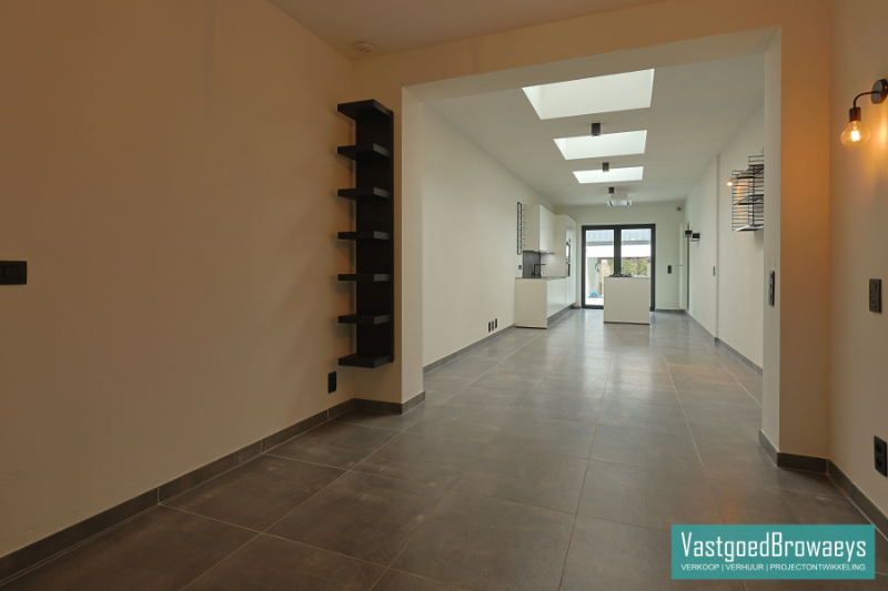 Volledig gerenoveerde rijwoning met terras en tuin - photo 5