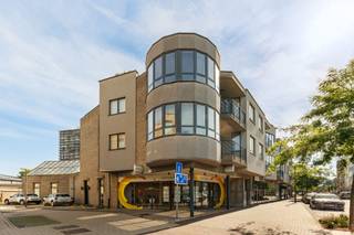 <p>Dit ruime handelsgelijkvloers ligt in het centrum van Wilrijk en combineert een uitstekende bereikbaarheid met een sterke commerciële verankering in de buurt. Gelegen aan de Bist met tal van winkels, horecazaken, openbaar vervoer en diverse voorzieningen, en met een vlotte verbinding naar de A12, E19, centrum Antwerpen en omliggende gemeenten, geniet deze locatie van een constante passage en een uitstekende visibiliteit.</p><p><br /></p><p>Het commercieel pand beschikt over een oppervlakte van +/- <strong>149m²</strong> en is al sinds 2013 verhuurd aan een solvabele huurder, aan een maandelijkse huurprijs van <strong>3.087,38 euro</strong> (geïndexeerd oktober 2026).</p><p><br /></p><p><strong>Troeven</strong>: conforme elektrische installatie - EPC label C - beperkte gemeenschappelijke kosten.</p>