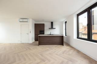 <p><span>Op de hoek van de </span><span>Doelhofstraat</span><span> en de </span><span>Bredabaan</span><span> bevindt zich dit stijlvolle </span><span>renovatie appartement</span><span>. Hier geniet je van een uitstekende combinatie van een centrale ligging en hedendaags wooncomfort. Winkels, scholen, openbaar vervoer en belangrijke invalswegen bevinden zich op wandelafstand, waardoor je vlot Antwerpen en de omliggende gemeenten bereikt.</span></p><p><span>Via de inkomhal kom je in de ruime en </span><span>lichtrijke leefruimte</span><span>, waar de grote raampartijen zorgen voor een aangenaam gevoel van ruimte en veel natuurlijke lichtinval. De </span><span>volledig ingerichte open keuken</span><span> is uitgerust met kwalitatieve toestellen, waaronder een oven, kookplaat, vaatwasser en koelkast.</span></p><p><span>Het appartement beschikt over </span><span>2 volwaardige slaapkamers</span><span>, ideaal als hoofdslaapkamer, kinderkamer, logeerkamer of thuisbureau. De moderne </span><span>badkamer</span><span> is voorzien van een </span><span>inloopdouche</span><span> en een stijlvol lavabomeubel. Daarnaast is er een praktische </span><span>berging</span><span> met aansluitingen voor een wasmachine en droogkast.</span></p><p><span>Als bewoner geniet je bovendien van een aangenaam gemeenschappelijk </span><span>terras</span><span>, perfect om even buiten te ontspannen.</span></p><p><span>Troeven:</span></p><ul><li><span>Totaal renovatie</span></li><li><span>AIRCO</span></li><li><span>Praktische berging </span></li><li><span>Energiezuinig </span><span>dankzij lucht-lucht warmtepomp, ventilatiesysteem C en hoogwaardige isolatie </span></li></ul><p><span> </span></p><p><span>Interesse in dit instapklare appartement? Neem vandaag nog contact op via 036466655 of <span>info@sinjoor.be</span></span><span> voor meer informatie of een bezoek.</span></p>