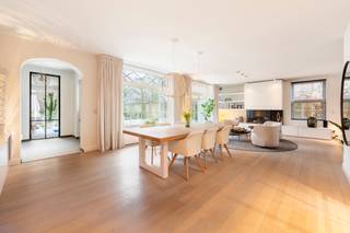 Charmante villa met cottage-uitstraling, volledig vernieuwd, in het groene AartselaarDeze uitzonderlijke villa combineert de warme charme van een...