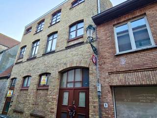 Brugge centrum, Vlakbij t' Zand en de Vestingen <br /><u><strong>OPBRENGSTEIGENDOM</strong></u> bestaande uit : 1. een MAGAZIJN op het gelijksvloers verhuurd aan 240 euro<br /> 2. een STUDIO op de 1é verdieping verhuurd aan 515 euro<br /> 3. en een uiterst GEZELLIGE DUPLEX LOFT STUDIO ONDER HET DAK verhuurd aan 725 euro<br /> Stedebouwkundig Vergund als woonst met magazijn