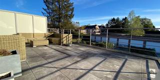 <p><span>Instapklaar appartement met 2 slaapkamers, ruim terras en garage in Halle</span></p><p><span>Dit aangename appartement ligt op wandelafstand van het centrum van Halle en is beschikbaar vanaf 1 december 2026.</span></p><p><span>De woonkamer beschikt over een groot schuifraam dat toegang geeft tot het zuidgerichte terras van maar liefst 25 m². De keuken is uitgerust met alle nodige toestellen en biedt veel bergruimte.</span></p><p><span>Verder beschikt het appartement over een praktische berging met aansluiting voor een wasmachine en droogkast, een apart toilet, een badkamer met ligbad en douche en twee slaapkamers.</span></p><p><span>Achteraan het gebouw bevindt zich een garage voor één wagen.</span></p><p><span>Eerste bezoekmoment op vrijdag 25 september.</span></p><p><span>Interesse? Bekijk de fotos en alle informatie en schrijf je via onze website in voor het bezoekmoment.</span></p>