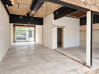 Op een centrale locatie in Lier wordt deze casco handelsruimte met tal van potentieel aangeboden.<br /><br />Het pand beschikt over een ruime commerciële gevel en de mogelijkheid voor een grote glazen achterzijde die voor veel natuurlijke lichtinval zorgt. Achteraan is er ruimte voor de aanleg van een terras met zicht op de tuin en het water.<br /><br />Afhankelijk van de nodige toelatingen kan bovendien onderzocht worden of een ponton aan het water mogelijk is, wat extra mogelijkheden biedt voor een bijzonder terrasconcept.<br />De casco oplevering laat toe om de ruimte volledig volgens het eigen horecaconcept en de gewenste uitstraling in te richten.<br /><br />Troeven:<br />+ Centrale ligging in Lier, nabij de grote markt<br />+ Casco handelsruimte<br />+ Goede zichtbaarheid aan de straatzijde<br />+ Praktische & lichtrijke ruimtes<br />+ Tuin grenzend aan het water: (Eventueel mogelijkheid voor terras aan de achterzijde mits vergunningen)<br /><br />Heeft u interesse voor dit casco Handelsgelijkvloers op toplocatie voor onder meer een restaurant, bistro, koffie- of wijnbar, brunchzaak of ander horecaconcept.<br />Maak snel uw afspraak via 03 337 50 70 of info@vbvastgoed.be.<br /><br /><span>De foto's in dit zoekertje zijn impressies gezien de werken momenteel nog aan de gang zijn</span>