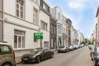 1-slaapkamerappartement op toplocatie in een rustige straat op het Zuid<br /><br />Indeling:<br />Gezellige leefruimte met kitchenette, aparte slaapkamer en badkamer.<br />Daarnaast is er een gemeenschappelijke fietsenberging voorzien.<br /><br />Het appartement is in goede staat van onderhoud en volledig instapklaar.<br /><br />Ook interessant als opbrengsteigendom: momenteel verhuurd aan €675/maand.<br /><br />Ligging:<br />Het Zuid is één van de meest trendy wijken van Antwerpen. Restaurants, bars, winkels, galerijen — je vindt het hier allemaal, en nog veel meer.<br />Het appartement ligt in een rustige éénrichtingsstraat met verschillende parkeermogelijkheden. Dankzij de vlotte verbinding naar de Leien en de Ring ben je snel in én uit de stad.<br /><br />EPC: 287 kWh/m²<br /><br />Meer info?<br />Contacteer het kantoor van IMMO SP in Antwerpen via info@immosp.be of 03 226 20 40.