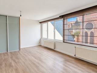 <div>
<h3>Dakappartement met extra polyvalente ruimte in hartje Arendonk</h3>
<p>Op een uitstekende ligging, midden op de markt van Arendonk, bevindt zich dit gezellige dakappartement met één slaapkamer én een extra polyvalente ruimte onder het dak. Ideaal voor starters, alleenstaanden of investeerders die op zoek zijn naar een instapklaar appartement op wandelafstand van winkels, horeca en openbaar vervoer.</p>
<p>Het appartement is gelegen op de derde verdieping en bereikbaar via de trap of deels met de lift (tot de tweede verdieping). De inkomhal geeft toegang tot een praktische berging met cv-installatie, een aparte wasberging en de badkamer, voorzien van douche, toilet en badkamermeubel.</p>
<p>De lichtrijke woonkamer met open keuken vormt het hart van het appartement en geniet van een aangename ligging aan de voorzijde van het gebouw. Verder beschikt het appartement over een ruime slaapkamer.</p>
<p>Een extra troef is de verrassende zolderverdieping, bereikbaar via een vaste trap die discreet achter een schuifwand in de woonkamer is weggewerkt. Deze ruimte kan perfect dienst doen als hobbykamer, bureau, logeerkamer of extra slaapkamer.</p>
<p>Voor optimaal wooncomfort is zowel in de woonkamer als op de zolderverdieping airconditioning aanwezig.</p>
<p>Achteraan het gebouw beschikt u bovendien over een privatieve berging, ideaal voor fietsen en afvalcontainers.</p>
<h3>Troeven</h3>
<p>✔ Centrale ligging op de markt van Arendonk<br />✔ Ruime slaapkamer + extra polyvalente zolderruimte<br />✔ Airconditioning aanwezig op beide verdiepingen<br />✔ Privatieve berging achteraan het gebouw<br />✔ Lift aanwezig tot de tweede verdieping<br />✔ Ideaal als eigen woning of investering</p>
<h3>Technische gegevens</h3>
<ul>
<li>Bouwjaar: 1994</li>
<li>Verwarming op aardgas</li>
<li>PVC schrijnwerk</li>
<li>EPC: 312 kWh/m²/jaar</li>
</ul>
<p><strong>Bent u op zoek naar een betaalbaar appartement met extra ruimte op een toplocatie in het centrum van Arendonk? Dan is dit pand zeker een bezoek waard!</strong></p>
</div>