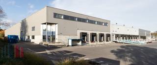 Bureaux clé en main de 620 m² à louer<br />Facilement accessible grâce à sa situation à seulement 1 km de la Assesteenweg, qui offre une connexion directe à l’E40 via la sortie 20 Ternat. Depuis cet emplacement, les villes de Bruxelles et Gand sont rapidement accessibles. Le site est également bien desservi par les transports en commun.<br /><br />L’espace de bureaux clé en main est réparti sur deux étages, avec 324 m² au rez-de-chaussée et 296 m² au premier étage. Le bâtiment bénéficie d’un excellent apport de lumière naturelle et dispose d’une kitchenette ainsi que de sanitaires. Grâce aux panneaux solaires installés sur le toit, les coûts énergétiques sont considérablement réduits.<br /><br />Grandes possibilités de stationnement.Disponible immédiatement !<br /><br />Contactez <strong>PANORAMA B2B</strong> pour plus d’informations ou une visite sans engagement : <strong>0477 07 30 30.</strong>
