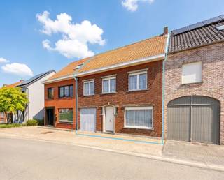 <strong>Op te frissen gezinswoning met 4 slaapkamers en een inpandige garage gelegen op een toplocatie in het hartje van Gierle! EPC label C 268 kWh/m²</strong><br /><br /><strong>Ligging</strong>: op nog geen minuut wandelen kan u de molen "In Stormen Sterk" aanschouwen, ook het centrum bevindt zich op wandelafstand en er is een zeer vlotte verbinding naar de autostrade! <br /><br /><strong>Indeling</strong>: <strong>+0</strong>: inkomhal - woonkamer - keuken - berging - toilet- garage. <strong>+1</strong>: 4 slaapkamers - badkamer. <strong>+2</strong>: grote zolder. <br /><br /><strong>Omschrijving</strong>: via de ruime inkomhal komen we terecht in de lichtrijke woonkamer, die naadloos aansluit op de keuken. Hier is een praktische koele berging voorzien en er is ook rechtstreekse toegang naar de inpandige garage. Een groot pluspunt hier, is dat u via da garage rechtstreeks de tuin in kan. Er dienen dus geen fietsen, vuilbakken, tuinmaterialen, ... door de leefruimte geloodst te worden!<br /><br />Op de eerste verdieping geeft de ruime overloop toegang naar de vier grote slaapkamers. Deze genieten groottes van respectievelijk 11 m², 12 m² en twee maal 14 m²! De badkamer dient gemoderniseerd te worden en voorzie in aansluiting voor de wasmachine. <br /><br />Op de tweede verdieping is er een zeer ruime zolder, te bereiken via de vlizotrap. Deze kan voorzien in gigantisch veel bergruimte, of zelfs ingericht worden tot een hobbyruimte, extra slaapkamers, ... mogelijkheden zat! <br /><br />Tot slot genieten we achteraan de woning van de ruime, uiterst rustige tuin. Dankzij de grootte vindt u hier elk moment van de dag wel een streep zon terug. Het voormalige duivenhok voorziet opnieuw in enorm veel bergruimte dankzij de grootte van maar liefst 29 m²! <br /><br /><strong>Bijzondere informatieplicht</strong>: in aanvraag.