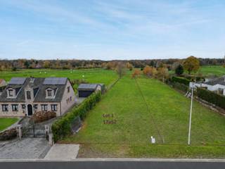 <p>Deze bouwgrond voor open bebouwing in Zolder biedt een unieke kans voor wie ruim en groen wil wonen in een rustige omgeving. Gelegen aan de Weg naar de Grauwe Steen maakt dit perceel deel uit van een verzorgde verkaveling met een open zicht op het achterliggende landschap. Lot 1 beschikt over een noordwestelijke oriëntatie en een P-score A, wat de meest gunstige score is op de waterkaart en een belangrijke troef vormt voor de bouwmogelijkheden. Het perceel is perfect geschikt voor een open bebouwing en biedt ruime bouwmogelijkheden. Je kan bouwen met een maximale bouwbreedte van 8,41 m en een diepte van 17 m op het gelijkvloers. Op de verdieping is een bouwdiepte van 12 m toegestaan. Zowel een plat dak als een hellend dak behoren tot de mogelijkheden, waardoor je veel vrijheid hebt in het ontwerp van je woning. Bovendien ben je niet verplicht om het maximale bouwvolume te benutten, wat ruimte laat voor een creatieve invulling op maat van je wensen. Een extra troef is de achterliggende weide van 10a54 die inclusief wordt aangeboden. Dit maakt het geheel bijzonder interessant voor dierenliefhebbers, tuinliefhebbers of wie droomt van een grote buitenruimte. De ligging is een mooie mix van rust en bereikbaarheid. In de omgeving vind je tal van wandel- en fietsroutes, waaronder de Zolderse Mijnterril op korte afstand. Tegelijk zijn scholen, winkels en andere voorzieningen vlot bereikbaar, wat het dagelijkse leven comfortabel maakt. Dit perceel biedt een uitstekende basis om jouw droomwoning te realiseren in een groene en aangename omgeving. Interesse? Neem contact op en ontdek de mogelijkheden.</p>