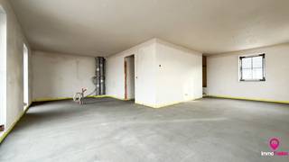Appartement 1.1 is het linker-duplex-appartement en heeft op het gelijkvloers ( inpandige garage) + 1ste en 2de verdiep een bewoonbare oppervlakte van 136m² + 26 m² ( garage+ trap).<br />Ook dit appartement heeft een privatieve inkom : via de voordeur bereikt men de trappenhal met rechts de inpandige garage om zo naar het woongedeelte te gaan.<br /><br />Het appartement heeft een ruim terras (17m²) waar men geniet van de namiddag en avondzon; heerlijk… <br />Op de eerste verdieping heeft men een ruime berging, gastentoilet en vervolgens een zeer aangename leefruimte met open keuken. Van hieruit loopt men ’s avonds in alle stilte het terras op om te genieten van de voorbije dag.<br />Op de 2de verdieping bevinden er zich 2 slaapkamers en de badkamer.<br /><br />De koper heeft op dit moment nog de volledige eigen keuze naar afwerking (zie lastenboek)!<br /><br />Project “Garenstraat” is een prachtig ontworpen project waar lay-out en leef-comfort hand in hand gaan.<br /><br />Het Project bestaat uit 4 appartement : 2 gelijkvloerse en 2 duplexen.<br /><br />Project Garenstraat is een hoogwaardig afgewerkt en energiezuinig project waar men de nadruk legt op comfort en afweking! Hier wonen betekent anders wonen; een kleinschalige blok waar iedereen geniet van een eigen privatieve inkom en prachtige buitenruimtes! <br /><br />Het Project is gelegen in een rustige straat met enkel bestemmingsverkeer en waar men anderzijds toch vlakbij het centrum van Heusden woont.<br /><br />Elk van de appartementen heeft voldoende parkeergelegenheid : de gelijkvloerse met een carport en extra parking; de duplexen met een inpandige garage en extra parking.<br /><br />De warme architectuur en het voorzien van de laatste nieuwe technische voorzieningen geven zowel vanbuiten als binnenshuis warmte aan deze gezellige residentie!<br /><br />Pluspunten<br />- zalige ligging = rust en toch overal dichtbij<br />- elk appartement heeft een eigen inkom<br />- voldoende parkeergelegenheid : carport of inpandige garage<br />- quasi energie-neutraal!<br />- verwarming met warmtepomp en koeling!<br />- eigen zonnepanelen<br />- eigen energiebochten<br />- ventilatiesysteem D<br />- aluminium ramen<br />- hoogwaardige afwerking<br />- gelijkvloers : terras + tuin + tuinberging<br />- privacy<br />- vlakbij natuur en bossen<br />- vlakbij de winkelstraat van Heusden-Centrum<br />- goede verbinding naar de autosnelweg<br />- zien = kopen!<br /><br /><br />Maatregelen opgenomen in het Maatregelenregister: nee<br /><br />Voor een afspraak of meer info, bel ons op 078/78.78.70, of kom gewoon binnen op ons kantoor. Steeds welkom!
