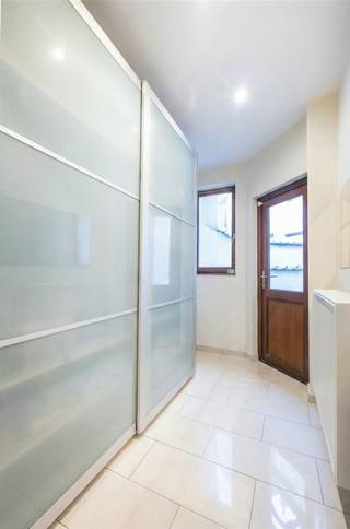 Located at 49 rue de Gerlache in Etterbeek, in a sought-after residential area between Place Sainte-Antoine and Square Léopoldville,...