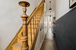 <p><span>Uiterst charmante, best wel unieke woning op een uitermate gunstige locatie. Laat de foto's voor zich spreken!</span></p><p><span>De woning is gelegen in een rustige straat, op wandelafstand van het centrum van Ekeren. Een grote diversiteit aan winkels en tal van horecazaken, evenals het openbaar vervoer, trein en bus, in de nabijheid, net als de fietsostrade.</span></p><p><span>We betreden de woning langs de inkomhal (met ingemaakte kasten), welke ons vooraan toegang geeft tot de leefruimte, met vooraan een knusse zithoek. Dankzij de houthaard staat deze sowieso garant voor gezellige herfst- en winteravonden. Deze leefruimte biedt verder ook nog voldoende plaats voor een eetkamer en/of thuiswerkplek.</span></p><p><span>Achteraan geeft de inkomhal ons toegang de ruime en lichtrijke keuken, meer dan geschikt om gezellige etentjes te organiseren voor een groepje vrienden of familie. De keuken is voorzien van voldoende kast- en werkbladruimte en de volgende uitrusting: kookvuur (gas), dampkap, spoelbak, vaatwasser, oven, koelkast en diepvriezer. Aansluitend aan de keuken vinden we ook nog de eerste badkamer (met douche, toilet en lavabo).</span></p><p><span>Op de eerste verdieping vinden we de gezellige master (16,70m²), een tweede slaapkamer (11,50m²) en een tweede badkamer (met ligbad, lavabomeubel en toilet), terwijl de zolderverdieping nog plaats biedt aan een ruime derde slaapkamer (22,50m²).</span></p><p><span>Verder beschikt de woning over een leuke stadstuin met een terras en achteraan ook nog een ruim tuinhuis.</span></p><p><span>Met een ruime kelder (18,50m²) is ook de noodzakelijke bergruimte aanwezig. Hier vinden we bovendien ook de voorzieningen voor wasmachine en droogkast.</span></p><p><span>De voortuin biedt U dan weer een oplossing voor het stallen van uw fietsen en containers, verdoken achter de haag.</span></p><p><span>De woning werd doorheen de jaren gerenoveerd. Leuke keuze en combinatie van materialen! Hier en daar nog een kleine afwerking en een laagje verf en men is klaar.</span></p><p><span>Energetisch is de woning met een B-label zeker klaar voor de toekomst!</span></p><p><span>Is uw interesse gewekt? Wel, kom deze parel dan ontdekken. De eerste bezoeken zullen worden ingepland op zaterdag 25 april 2026.</span></p>