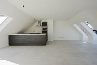 Ben je op zoek naar een stijlvol, comfortabel en energiezuinig appartement? Dan is dit volledig nieuwe dakappartement op de derde verdieping precies wat je zoekt. Dankzij de grote raampartijen en vier Velux-balkonvensters geniet je de hele dag van een overvloed aan natuurlijk licht en een aangenaam ruimtelijk gevoel.<br /><br />Het appartement is rechtstreeks bereikbaar met de lift, die uitkomt in de woning zelf. De indeling omvat een ruime leefruimte met een open, volledig uitgeruste keuken, voorzien van onder andere een vaatwasser, koelkast en combi-oven. Verder beschikt het appartement over twee slaapkamers, een moderne badkamer met inloopdouche, een praktische wasberging en een ruime zolder die extra bergruimte biedt.<br /><br />Buiten kun je heerlijk genieten van het zonnige terras van maar liefst 20 m². Bovendien beschik je over twee privéparkeerplaatsen onder een carport, bereikbaar via een elektrisch afgesloten poort.<br /><br />Met een uitstekende EPC-score A combineert deze woning hedendaags wooncomfort met een bijzonder laag energieverbruik.<br /><br />Vrij op 01/08/2026<br />Gemeenschappelijke kosten: 50 euro<br /><br />Waarom net dit aanbod overwegen?<br /><br />✔ volledig nieuw<br />✔ nabij centrum<br />✔ EPC A<br />✔ 2 parkeerplaatsen onder carport<br />✔ volledig nieuw<br />✔ zonnepanelen<br />✔ zonneterras<br />✔ rustige buurt<br />✔ zolder <br />✔ kelderberging<br /><br />Interesse, bel 0486 05 88 88<br />Geïnteresseerd? Vul eenvoudig het contactformulier in en we nemen spoedig contact op.