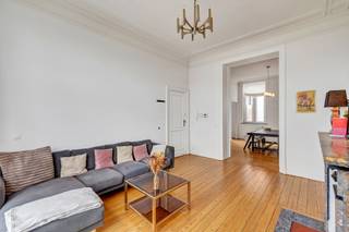 <p><span>Gelegen tussen het Botanisch Tuin en Madou, op de 2e en 3e verdieping van een neoklassiek gebouw met 3 verdiepingen, bieden we dit prachtige appartement met 2 slaapkamers van 129 m² + terras. Op de tweede verdieping: een grote woonkamer met toegang tot het terras, een eetkamer, een aparte keuken en een apart toilet. Op de derde verdieping: een doucheruimte met toilet, twee grote slaapkamers en een mezzanine. EPC: C-. Elektriciteit conform. Volledig gerenoveerd in 2021. Dit appartement zal u bekoren door zijn lichtinval, zijn architectuur en zijn locatie. Absoluut een bezichtiging waard!</span></p>
