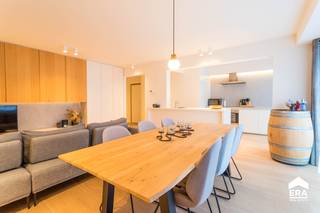 <p>TE HUUR: stijlvol appartement in het centrum van Roeselare, met eigen staanplaats.</p>
<p> </p>
<p>Dit prachtig gerenoveerde appartement bevindt zich in de Hendrik Consciencestraat, op wandelafstand van winkels, horeca en openbaar vervoer. Dankzij de centrale ligging geniet u van alle stadsvoorzieningen binnen handbereik. Het EPC-label B zorgt voor lage energiekosten, en de hoogwaardige afwerking maakt het instapklaar voor nieuwe bewoners. Bovendien beschikt het over een private staanplaats, wat in het centrum een echte troef is.</p>
<p> </p>
<p>Belangrijkste ruimtes:<br />• Inkomhal met toegang tot de verschillende vertrekken<br />• Moderne keuken met kwalitatieve toestellen<br />• Lichte woonkamer met aangename indeling<br />• Twee slaapkamers, ideaal voor gezin of koppel<br />• Badkamer met douche en wastafel<br />• Apart toilet<br />• Terras voor buitenmomenten<br />• Kelder voor extra opslag<br />• Private staanplaats</p>
<p> </p>
<p>Troeven:<br />• Centrale ligging in Roeselare, met staanplaats<br />• EPC B – lage energiekosten<br />• Prachtig gerenoveerd met hoogwaardige afwerking</p>
<p> </p>
<p>Neem vandaag nog contact op met uw ERA-makelaar voor een bezoek.</p>
<p> </p>
<p>JOUW DROOMAPPARTEMENT. ZO GEVONDEN!</p>