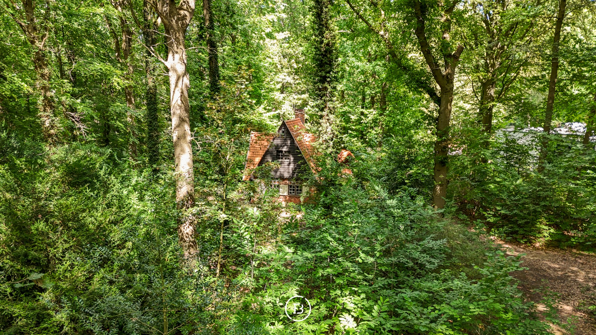 Building in a prime location - photo 4