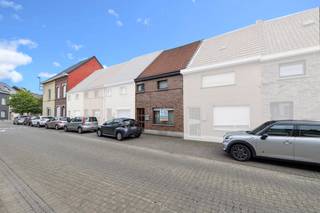 <p>Deze charmante renovatiewoning bevindt zich op wandelafstand van het stadscentrum van Aalst en geniet van een vlotte bereikbaarheid met het openbaar vervoer. De woning beschikt op het gelijkvloers over een inkomhal, een<strong> ruime leefruimte</strong>, een aparte keuken en een berging. Op de eerste verdieping bevinden zich <strong>twee ruime slaapkamers die doorlopen in elkaar</strong>, met toegang tot een <strong>extra zolderkamer</strong> die perfect kan dienen als <strong>derde slaapkamer</strong>, bureau of hobbyruimte. De woning is bereikbaar via een gemeenschappelijke doorgang langs de achterzijde, wat extra comfort en flexibiliteit biedt. Hoewel de woning opfrissing en renovatie vereist, biedt ze tal van mogelijkheden voor wie op zoek is naar een project met karakter. Geen tuin of terras.</p><p>*Deze woning valt onder de renovatieverplichting (EPC-label E).</p>