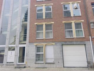 <p><i><strong>Instapklaar</strong></i> en <i><strong>ruim appartement</strong></i> in centrum van Dendermonde, zijdelings op de <i><strong>Grote Markt</strong></i>.</p><p>Dit ruim appartement bevindt zich in de rustige residentie "T' Ros" en biedt een mooie combinatie van comfort en functionaliteit. De royale, lichtrijke woonkamer vormt samen met de aparte keuken een aangename leefruimte waar het heerlijk thuiskomen is.</p><p>Op heden is het appartement in <i>volledige opfrissing </i>, nieuwe kleukentoestellen ,schilderwerk, ect....De badkamer is uitgerust met een ligbad en badmeubel, het toilet is apart. Daarnaast zijn er <i><strong>twee volwaardige slaapkamers</strong></i>, ideaal voor een koppel, een klein gezin of wie extra ruimte wenst voor een bureau of hobbykamer.  </p><p>Vanuit de keuken is er toegang naar het knusse terras en in de nachthal is er nog een bergruimte.</p><p><i><strong>Extra troef </strong></i>is de private kelder voor bijkomende opslag.</p><p>Dankzij de centrale verwarming op gas, dubbele beglazing en PVC-ramen is er een <i><strong>gunstige EPC-score : B </strong></i>.</p><p>De ligging is bijzonder <i><strong>aangenaam en rustig</strong></i>, in het <i><strong>volle centrum</strong></i> en kortbij de wandel- en fietsdijk langs de Dender &amp; Schelde. <br />In de nabije omgeving vindt u bovendien , bakker , traiteur , kleuter- en lager onderwijs, een apotheek en diverse zorgvoorzieningen.</p><p>Beschikbaar vanaf <i><strong>15 juni 2026 </strong></i>aan basishuur appartement met kelder: <i><strong> €825 huur</strong></i> per maand + <i><u>€85 gemeenschappelijke kosten</u></i></p><p>Bezoek enkel op afspraak, het pand is op heden nog in laatste afwerkingsfase <br />info@rented.be | 078 482000 | www.rented.be</p>