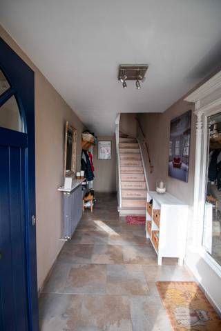 Gezinswoning, instapklaar en uitzonderlijk goed gelegenEen aangename bel étage woning met ruime tuin en meteen klaar om in te wonen.Via de inkomhal —...