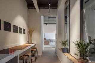 Bel espace de coworking près du centre de Gand et des nombreuses voies d'accès où la créativité et l'esprit d'entreprise sont encouragés ! <br />L'espace de 65 m² est élégamment meublé et décoré d'œuvres d'art réalisées par des artistes gantois.<br /><br />Le bureau prêt à l'emploi est un espace ouvert et lumineux avec 10 postes de travail. D'autres surfaces sont également possibles. Les installations comprennent une salle de réunion, une salle d'événements, une cuisine et des installations sanitaires. L'espace moderne est situé dans un immeuble de bureaux de haute qualité avec une belle apparence et un jardin de ville agréable. Un grand parking se trouve à proximité de l'immeuble. Facilement accessible par les transports publics. Disponible immédiatement ! Le prix est TOUT COMPRIS (internet, chauffage, eau, ...). Établissez votre entreprise à cet emplacement unique et de premier ordre !<br /><br />Contactez PANORAMA B2B pour de plus amples informations ou pour une visite sans engagement au 0477 44 39 30.