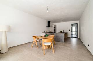 [[ DIT PAND NEEMT DEEL AAN DE ERA OPEN HUIZEN DAG OP 19/9 VAN 17:30 TOT 18:30 ]]
<p>Moderne gesloten woning in Sint-Niklaas met 3 slaapkamers en EPC-label A.</p>

<p>Deze ruime woning in een residentiële en vlot bereikbare omgeving combineert comfortabel wonen met een energiezuinige afwerking. De lichtrijke leefruimte van bijna 47 m² vormt het hart van de woning en biedt alle ruimte voor gezellig samenzijn. Met drie volwaardige slaapkamers en twee badkamers is dit huis ideaal voor gezinnen of wie extra ruimte zoekt. Dankzij de ligging nabij invalswegen geniet je van een vlotte verbinding terwijl je toch rustig woont. De praktische indeling en hedendaagse voorzieningen zorgen voor een aangename woonervaring.</p>

<p> </p>

<p>Belangrijkste ruimtes:<br />• Ruime woonkamer (46,87 m²) met veel lichtinval, open leefgevoel en de open keuken<br />• Functionele badkamer (11,32 m²) met inloopdouche, ligbad, toilet en dubbele wastafel in meubel<br />• Drie slaapkamers van 14,61 m², 11,72 m² en 29,45 m² (grootste heeft een dressing)<br />• Tweede badkamer (7,69 m²) met inloopdouche, toilet en dubbele wastafel in meubel<br />• Praktische berging (15,70 m²) met aansluiting voor wasmachine en droogkast en technische ruimte<br />• Apart toilet<br />• Grote tuin</p>

<p>Troeven:<br />• EPC-label A voor energiezuinig wonen<br />• Drie ruime slaapkamers en twee badkamers<br />• Rustige ligging nabij belangrijke invalswegen<br />• Grote tuin</p>

<p> </p>

<p>Neem vandaag nog contact op met je ERA-makelaar voor een bezoek.</p>

<p>JOUW DROOMHUIS. ZO GEVONDEN!</p>