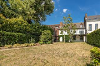 <p><span>Ontdek deze charmante woning gelegen in het hart van Hulshout. Met een royale bewoonbare oppervlakte, biedt dit pand ruim voldoende plek om wonen en werken te combineren. Een praktijkruimte of atelier? Kantoor of extra hobbyruimte? Hier kan u het kwijt!</span></p><p><span>Bij binnenkomst valt direct de ruime en lichtrijke woonkamer op, voorzien van grote raampartijen die overvloedig daglicht binnenlaten. De authentieke houten vloeren stralen warmte en elegantie uit. De gezellige keuken biedt ruim voldoende plaats voor een eethoek, ideaal voor gezinsmaaltijden.</span></p><p><span>De woonst beschikt over twee à drie ruime slaapkamers, maar weet dat er meer mogelijk zijn indien je de gelijkvloerse oppervlakte mee in acht neemt. De badkamer is praktisch ingericht met een ligbad en dubbele wastafel, wat bijdraagt aan het dagelijks comfort.</span></p><p><span>De gehele gelijkvloerse oppervlakte is nu gewijd aan kantoorruimte, maar weet dat deze ruimte ook makkelijk anders te benutten is. </span></p><p><span>Buiten is er een mooie tuin waar u in alle rust kunt genieten van de natuur en de zon. Er is ruimte voor tal van buitenactiviteiten en ontspanning.</span></p><p><span>Deze woning is niet voorzien van een garage, maar er is parkeergelegenheid beschikbaar aan de achterzijde! De tuin is ook ontsloten, waardoor je met de fiets steeds makkelijk weg kan.</span></p><p><span>Dit pand, gelegen op een strategische locatie nabij lokale voorzieningen, biedt een unieke kans voor wie op zoek is naar een gezellige en ruime woonst in Hulshout. Mis deze kans niet om uw droomhuis werkelijkheid te maken. </span></p><p><span>Bezoek vandaag nog en laat u verrassen door de mogelijkheden van deze uitzonderlijke woning! Contacteer ons op 0479/01.01.01.</span></p>