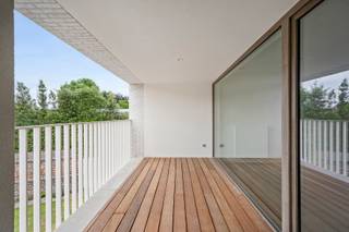 Dit nieuwbouwappartement met 2 slaapkamers ligt vlakbij het centrum van Staden.Het appartement is als volgt ingedeeld: inkomhal met apart toilet,...