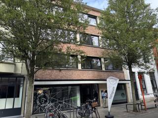 Dit ruim en stijlvol afgewerkt luxe appartement op de volledige tweede verdieping van maar liefst 206 m² bevindt zich in een van de meest...
