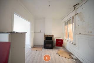 Gelegen in Wevelgem bieden wij u deze woning aan die een totaalrenovatie vereist –<br />ideaal voor wie op zoek is naar een <strong>renovatieproject </strong>met potentieel.<br /><br />De indeling is als volgt: een leefruimte met aansluitend een keuken en badkamer. Achteraan vind je een terras en een tuin, die mits opfrissing omgevormd kunnen worden tot een aangename buitenruimte.<br /><br />Op de eerste verdieping bevinden zich <strong>2 slaapkamers</strong>.<br /><br />Geïnteresseerd in dit renovatieproject?<br />