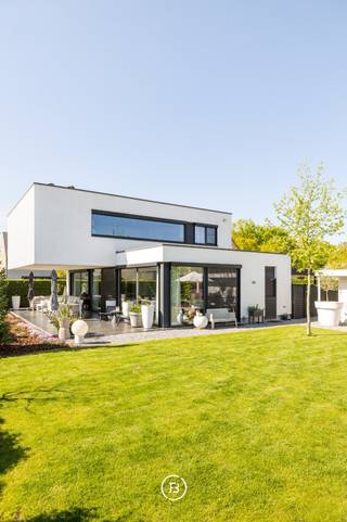 Architecture contemporaine en béton, conçue par Nano Architecten, dans un emplacement exceptionnel près des étangs de Borggraeve et de Bokrijk.<br /><br />À distance de vélo du centre-ville de Hasselt se trouve cette élégante maison familiale où l'architecture contemporaine, la finition de haute qualité et le confort de vie durable se renforcent mutuellement sans effort. La villa, construite en béton et conçue par Nano Architecten, se distingue par ses lignes pures, son agencement réfléchi et son allure intemporelle.<br /><br />De grandes baies vitrées laissent entrer abondamment la lumière du jour et créent un lien constant avec le jardin. La mezzanine renforce la sensation d'espace et de lumière, donnant à chaque pièce de vie une atmosphère ouverte et sereine.<br /><br />L'ensemble est naturel et cohérent, une maison qui répond aux besoins d'aujourd'hui et conserve sa qualité à long terme. La technique de construction derrière cette réalisation contribue à cette certitude : une manière réfléchie de construire qui associe la liberté architecturale à la stabilité, au confort et à de hautes performances énergétiques.<br /><br />Le cœur de la maison est formé par la luxueuse cuisine ouverte avec îlot de cuisson, finie avec des matériaux de qualité et équipée d'appareils électroménagers haut de gamme. Une buanderie pratique se trouve à côté, discrètement intégrée derrière un placard sur mesure, préservant ainsi l'architecture épurée.<br /><br />L'étage comprend trois chambres, une grande salle de bains avec douche à l'italienne, des espaces de rangement supplémentaires et un confortable espace bureau ouvert qui répond parfaitement aux besoins de vie contemporains.<br /><br />Le jardin entièrement aménagé comprend une terrasse partiellement couverte, un abri de jardin et un carport pour deux voitures avec borne de recharge intégrée.<br /><br />Grâce à la combinaison de panneaux solaires, d'une batterie domestique et d'une pompe à chaleur, la maison bénéficie également d'excellentes performances énergétiques.<br /><br />Une villa prête à emménager où l'architecture raffinée, les techniques durables et un emplacement exceptionnel se combinent pour offrir une expérience de vie de haut niveau.