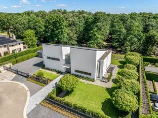 In de exclusieve, verkeersarme villawijk “Kiewitheide” te Lanaken bevindt zich deze uitzonderlijke en luxueuze villa met een woonoppervlakte van...