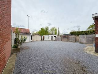 <span><span><strong>1ste bezoekdag zaterdag 2 mei! Inschrijven kan via www.nobels.be onder referentienummer 4340104.</strong></span></span><br /><br />VEELZIJDIGE WONING met GEMENGDE FUNCTIE, gelegen in het CENTRUM van Zulte, met winkels, scholen en openbaar vervoer op WANDELAFSTAND. Dankzij de CENTRALE LIGGING en VLOTTE BEREIKBAARHEID vormt deze eigendom de IDEALE UITVALSBASIS voor wie WONEN en WERKEN wenst te combineren. De woning beschikt over een FLEXIBELE INDELING met tal van INVULLINGSMOGELIJKHEDEN. Extra troeven zijn onder andere het VERNIEUWDE DAK (ca. 4 jaar geleden) en de RAMEN (ca. 10 jaar geleden). Kortom, een eigendom met veel POTENTIEEL op een TOPLIGGING in Zulte, ideaal voor combinatie wonen/werken of als INVESTERING.<br />Op het gelijkvloers bevindt zich vooraan een ruime polyvalente ruimte, ideaal als praktijk, kantoor, handelsruimte of extra leefruimte. Aansluitend via de hall vindt u nog 2 bijkomende kamers met zicht op de tuin, wat extra mogelijkheden biedt. Op de 1ste verdieping beschikt de woning over een ruime nachthal, 3 volwaardige slaapkamers en een badkamer. Er is bovendien de mogelijkheid om een vaste trap naar de zolder te voorzien, waardoor extra woonruimte kan worden gecreëerd.<br />Buitenshuis geniet u van een diepe tuin die volledig naar eigen smaak kan worden ingericht, evenals parkeermogelijkheden naast de woning.<br /><br />Adres: Waalstraat 66 te Zulte<br /><br />EPC: 577kWh/m², G-score en P-score A, Renovatieverplichting van toepassing