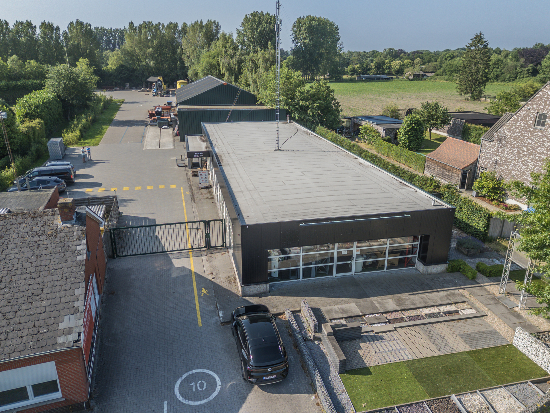 Complex met magazijn/kantoren, loods met showroom + woonst. - foto 2