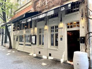 Smaakvol <strong>GEMEUBELDE</strong> studio op de 2de verdieping van een karaktervol gebouw, gelegen in een zijstraat van het charmante Hendrik Conscienceplein. Op een steenworp afstand van de Grote Markt, de Groenplaats en de Scheldekaaien.<em><strong> </strong></em><br /><br /><strong>Indeling</strong><em><strong>: </strong></em>leef-/slaapruimte op parket met volledig ingerichte open keuken; badkamer op keramische leisteen met ligbad; lavabo; toilet en handdoekdroger. (Huisraad, huis- en badlinnen,...aanwezig)<br /><br /><strong>Bijzonderheden:</strong>
<ul>
<li>Parlofoon.</li>
<li>ServiceKosten ALL-IN €185,-/maand (gas, water, electriciteit, tv, internet en verzekering)</li>
<li>Beschikbaar: vanaf 1 augustus</li>
</ul>