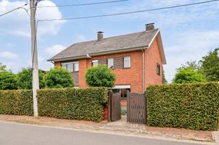 <p><strong>Rustig wonen, vlakbij het centrum van Nijlen? In de Retsestraat vind je een ruime open bebouwing die vooral één ding biedt: mogelijkheden. Hier krijg je de ruimte om van een bestaande woning helemaal jouw eigen plek te maken. Met vier slaapkamers, een grote tuin, een ruime moestuin en een grote, nog niet afgewerkte zolder is er alvast geen gebrek aan ruimte om mee aan de slag te gaan.</strong> </p><p></p><p><strong>De woning is te renoveren, maar de basis is er. Tel daar de westelijke oriëntatie en de drie staanplaatsen vooraan bij op en je krijgt vooral een huis met veel potentieel. Eentje waar je niet zomaar intrekt, maar waar je wel je eigen verhaal van kan maken. Kom binnen…</strong> </p><p></p><p><strong>Binnenkomen met mogelijkheden</strong></p><p></p><p>De open bebouwing geeft je meteen een gevoel van ademruimte. Geen puzzelwerk met elke vierkante meter, maar een ruime woning met verschillende ruimtes die je helemaal naar je hand kan zetten. </p><p></p><p><strong>Koken met zicht op groen</strong> </p><p></p><p>De keuken is functioneel en heeft voldoende plaats voor een eettafel. Dankzij de dakramen valt er bovendien heel wat licht binnen. En misschien nog fijner: tijdens het koken kijk je uit op de tuin. De perfecte plek om te beginnen dromen over hoe je deze ruimte wil aanpakken. </p><p></p><p><strong>Vier kamers, alle ruimte voor later</strong> </p><p></p><p>Met vier slaapkamers zit je hier goed als gezin, maar ook wie graag een bureau, hobbyruimte of logeerkamer achter de hand heeft, krijgt alle mogelijkheden. De kamers vormen een mooie basis om helemaal in te richten volgens je eigen noden. </p><p></p><p><strong>Een zolder vol plannen</strong> </p><p></p><p>Boven wacht nog een grote, niet afgewerkte zolder. Vandaag een blanco canvas, morgen misschien een extra leefruimte, een hobbyplek of iets helemaal anders. Wat je ook kiest, het is duidelijk: hier ligt veel potentieel te wachten. </p><p></p><p><strong>Buiten begint het grote genieten</strong> </p><p></p><p>Achteraan ligt een grote tuin met westelijke oriëntatie - en vooral veel privacy: inkijk heb je hier niet. De tuin is ruim genoeg om volop buiten te leven en beschikt bovendien over een grote moestuin. Een plek waar je letterlijk ruimte krijgt om te groeien. </p><p></p><p><strong>Rustig, maar niet afgelegen</strong> </p><p></p><p>De Retsestraat is een rustige plek vlakbij het centrum van Nijlen. Je woont hier dus heerlijk uit de drukte, terwijl het centrum toch dichtbij blijft. Een combinatie die het dagelijkse leven net dat tikkeltje aangenamer maakt. </p><p></p><p><strong>Een huis om helemaal eigen te maken</strong> </p><p></p><p>Dit is geen woning die pretendeert al helemaal af te zijn. En net daarin zit de charme. Je krijgt hier ruimte, rust en een stevige basis om mee aan de slag te gaan. Een open bebouwing met vier slaapkamers, een grote tuin, een moestuin en een zolder vol mogelijkheden. </p><p></p><p>Verliefd? lier@ugly.be </p>