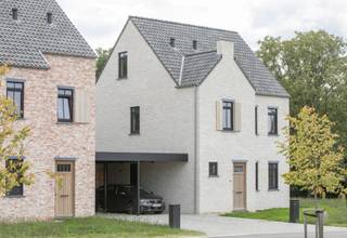 <strong>WONING LOT 19 IN WOONPROJECT PAULINA PARK TE LANKLAAR.</strong><br /><br /><strong>KENMERKEN WONING</strong><br /><span>- 3 Slaapkamers.</span><br /><span>- Oppervlakte woning: 144m².</span><br /><span><span>- Grondoppervlakte perceel: 4a31ca.<br /></span></span>
<p><strong>BEZOEK ONZE MODELWONING </strong><br />Ontdekken hoe het echt voelt om te wonen in Paulina Park? Maak nu een afspraak en kom onze modelwoning ontdekken.<br /><br /><strong>ALGEMEEN<br /></strong>In het verlengde van de Dr. Lenstralaan in Lanklaar, Dilsen-Stokkem, in de richting van de Zuid-Willemsvaart, is het uitzonderlijke woonproject <strong>Paulina Park </strong>in volle ontwikkeling. Dit project omvat <strong>29 karaktervolle open bebouwde woningen</strong> met tuin, smaakvol geïntegreerd in de groene omgeving aan het water.<br /><br /><strong>HARMONIEUS WONEN<br /></strong>Elke woning is voorzien van duurzame materialen die harmonieus aansluiten bij de omgeving. Bovendien is iedere woning uitgerust met <strong>vloerverwarming, warmtepomp, zonnepanelen en ventilatiesysteem D</strong>, zodat u gewapend bent voor een zorgeloze en energiezuinige toekomst!<br /><br /><strong>AFWERKING & MATERIALEN<br /></strong>Voor de <strong>afwerking worden ruime budgetten </strong>voorzien. Alle wooneenheden worden standaard <strong>hoogwaardig afgewerkt </strong>met <strong>duurzame en moderne materialen en technieken</strong>. We denken graag met u mee om de woning helemaal naar uw smaak en persoonlijkheid af te werken. Op basis van onze ervaring slagen we er steeds opnieuw in om een <strong>unieke en exclusieve uitstraling</strong> te geven naargelang uw wensen.<br /><br /><strong>LIGGING<br /></strong>Omringd door weelderig groen, biedt deze locatie vlakbij het Nationaal Park Hoge Kempen een idyllische leefomgeving. Ingesloten tussen de bosrand en het water van de Zuid-Willemsvaart creëert Paulina Park de perfecte balans tussen groen, water en comfort, met alles wat u nodig hebt binnen handbereik.<br /><br />Op slechts 5 minuten afstand bevinden we ons in het stadscentrum van Dilsen-Stokkem en met de oprit van de E314 op slechts 10 minuten afstand, geniet u van een vlotte verbinding met nabijgelegen steden (Genk, Maasmechelen, Hasselt,...).<br /><br /><strong>PRIJZEN<br /></strong>De vermelde prijzen zijn exclusief BTW op de constructie/infra-wegenis, verkooprechten op de grond, aktekosten, ereloon notaris, opzoekingskosten, aandeel verkavelingsakte en kosten aandeel nutsvoorzieningen. Contacteer ons voor een kostenraming.<br /><br />Bekijkt u deze advertentie via een aanverwante vastgoedsite, surf dan zeker naar onze website <strong>www.N78vastgoed.be </strong>voor een uitgebreide beschrijving en foto's. Meer informatie: <strong>+32 (0)89 86 18 88 </strong>of<strong> info@N78vastgoed.be</strong>.</p>