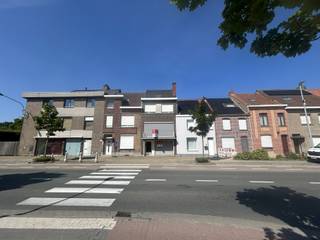 <strong>Ruime woning met uitweg en grote garage.<br /><br />Indeling</strong><br />gelijkvloers: inkomhal, ruime garage(3 auto's na elkaar), bergruime<br />eerste verdiep: leefruimte, eetplaats, keuken en veranda<br />tweede verdiep: 3 slaapkamers, badkamer en ruime zolder(2 slaapkamers mogelijk)<br /><br /><strong>Troeven:</strong>
<ul><li>uitweg achteraan</li><li>zeer ruime garage</li><li>zolder met uitbereidingsmogelijkheid</li><li>epc D</li><li>veranda met zonnewering</li><li>videofoon</li></ul>