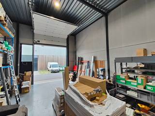 Magnifiek gelegen nieuwbouw KMO-unit van 96 m² en 1 privatieve parkeerplaats te huur op industriezone Waggelwater.De casco loods (brandklasse B) is...