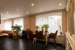 Deze gerenoveerde, ruime gezinswoning met extra appartement ligt net om de hoek van de kerk in Bredene-Sas.<br />De woning werd enkele jaren terug gerenoveerd en verdeeld in een woning en een appartement met aparte inkom.<br />Het pand kan dienst doen als kangoeroewoning of als investering.<br />Momenteel wordt het gelijkvloerse appartement verhuurd via AirBnB met een een mooi rendement!<br />De hoofdwoning omvat een inkom met toegang tot de garage.<br />Op de eerste verdieping bevindt zich een gastentoilet, een ruime, lichtrijke leefruimte met open, geïnstalleerde keuken en slaapkamer.<br />Op de tweede verdieping hebben we een centrale badkamer met dubbele lavabo en bad met douche, is er nog een apart toilet, twee grote kamers, waarvan één doorloopkamer en een overdekt terras dat momenteel dienst doet als veranda.<br />Mits enkele aanpassingen kan het dak mogelijks worden ingericht als dakterras.<br />Er is eveneens een inpandige garage aanwezig dat momenteel dienst doet als werkplaats.<br />Het appartement op het gelijkvloers heeft zijn eigen inkom, een aparte keuken, leefruimte, badkamer en aparte slaapkamer.<br /><br />Kortom, een specifiek pand voor mensen die willen wonen en een afzonderlijk appartement willen gebruiken voor ouders, inwonende kinderen of als investering met een mooi rendement!<br /><br />Voor meer informatie of een bezoek, mail naar kris.bauwens@albert.immo of bel 0470/51 04 09.